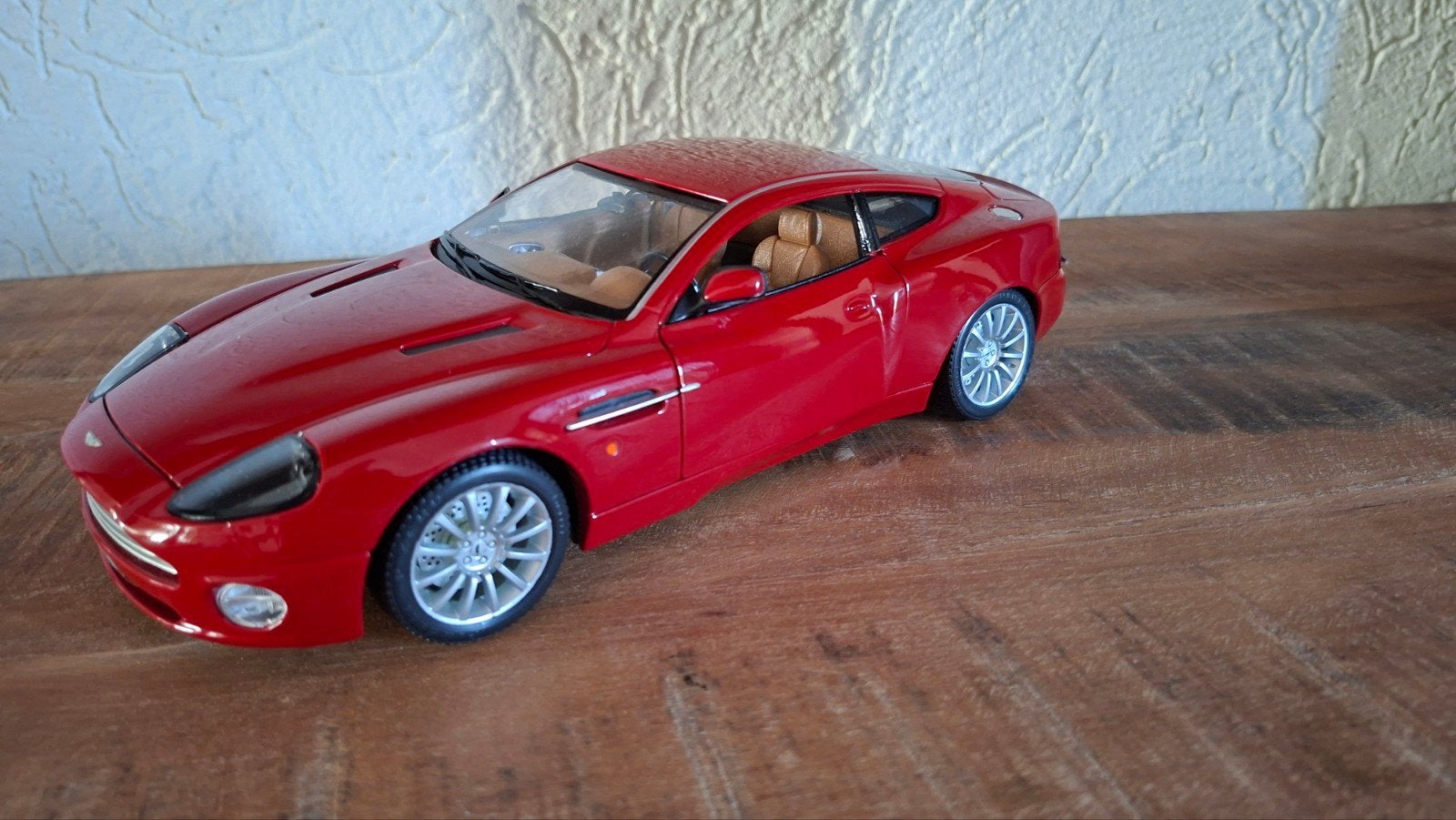 Bburago 1:18 Aston Martin V12 Vanquish - in doos, Ophalen of Verzenden, Nieuw, Auto, Bburago
