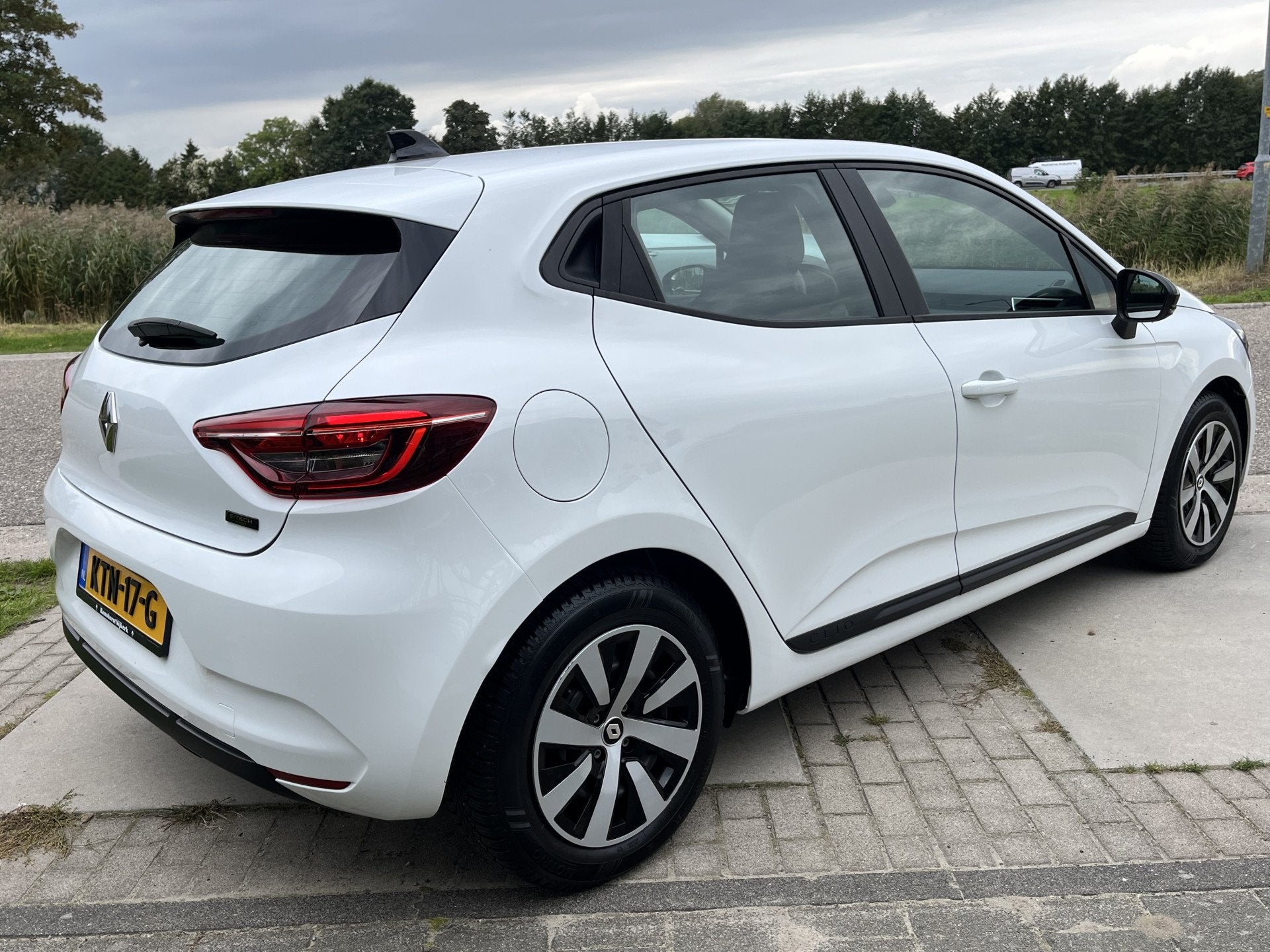 Renault Clio 1.6 E-Tech Hybrid 145PK Equilibre / Automaat /, Auto's, Stof, 4 cilinders, Overige brandstoffen, Wit