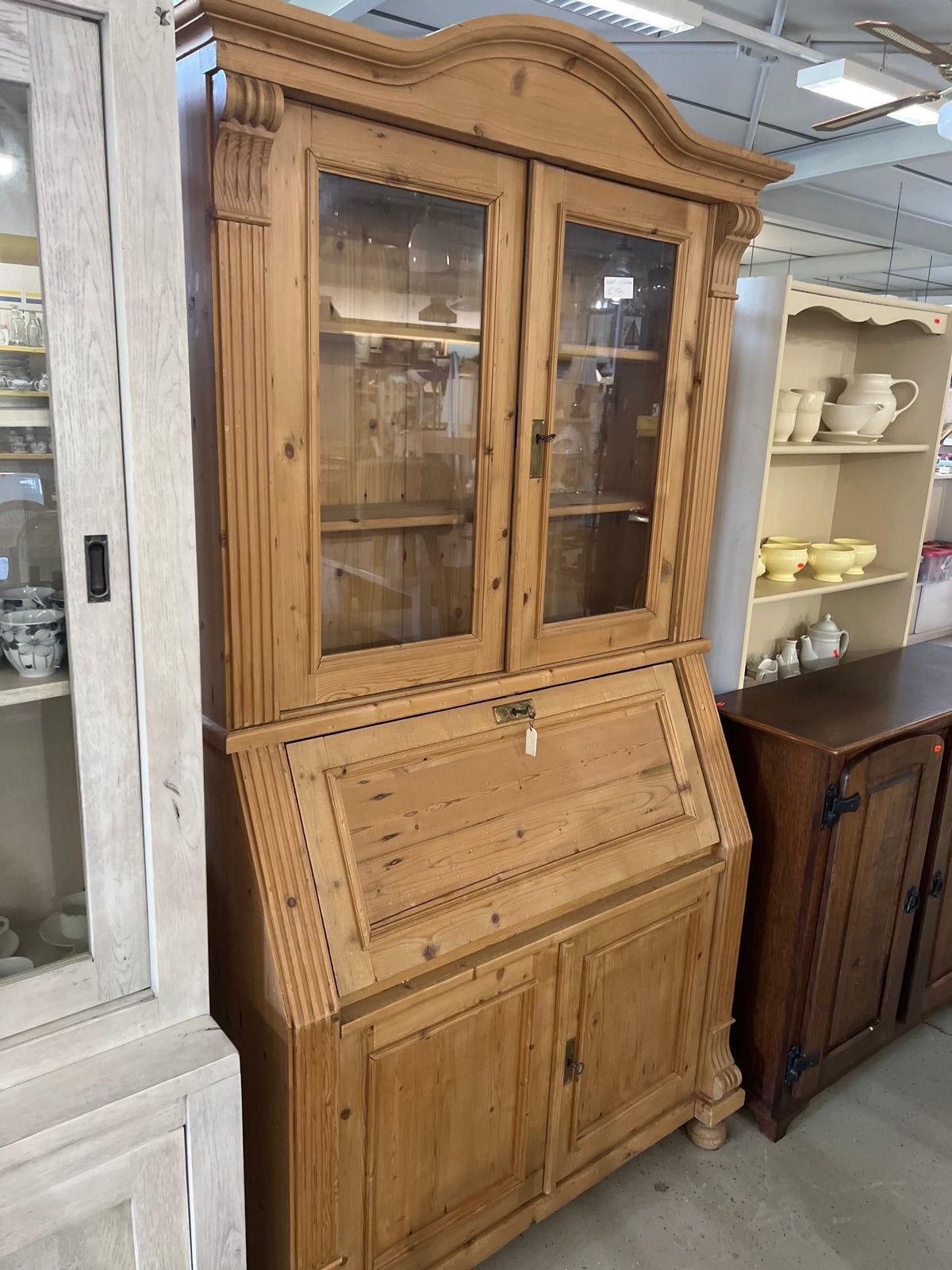 Tweedelig grenen secretaire met vitrinekast, Ophalen
