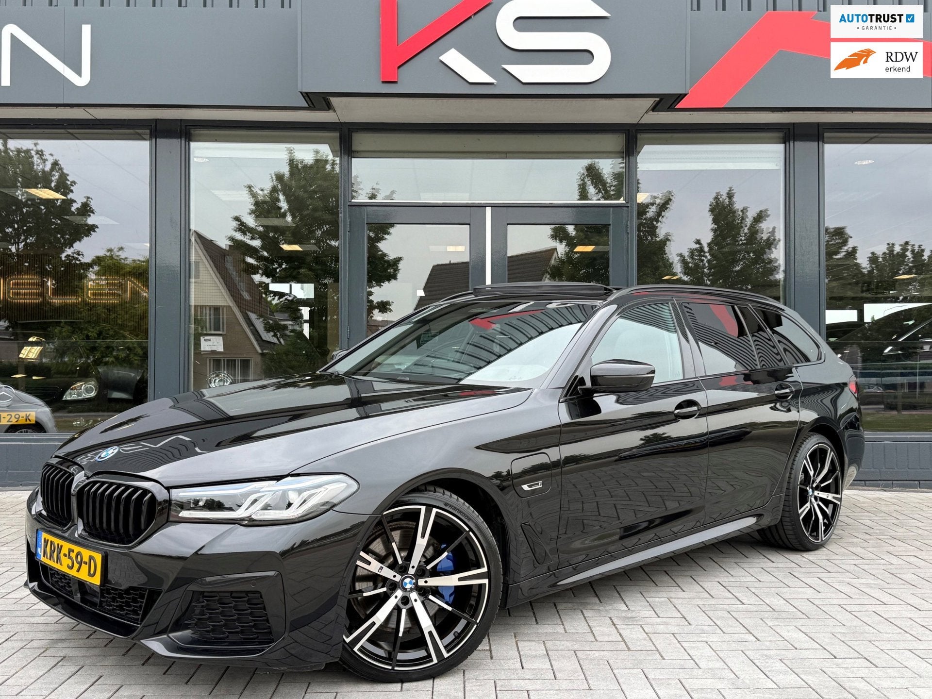BMW 5-serie Touring 530e Business M Pano Laser HUD Camera, Achterwielaandrijving, Gebruikt, 4 cilinders, Zwart