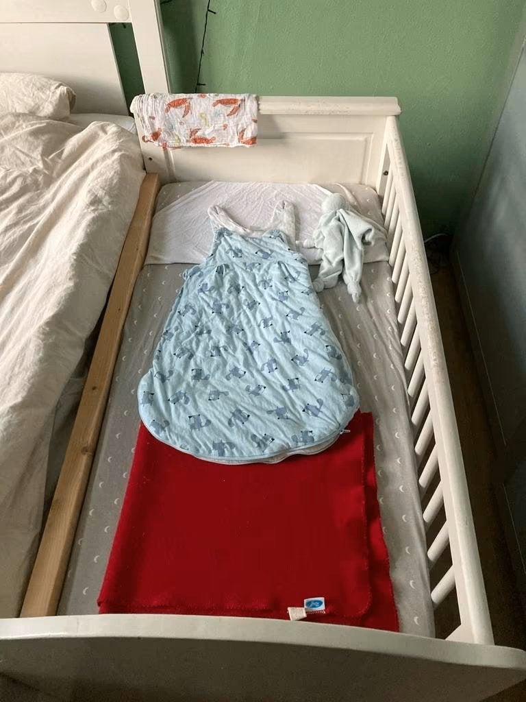 Stevige houten co-sleeper incl. IKEA HIMLAVALV matras, Ophalen, Gebruikt, Ledikant