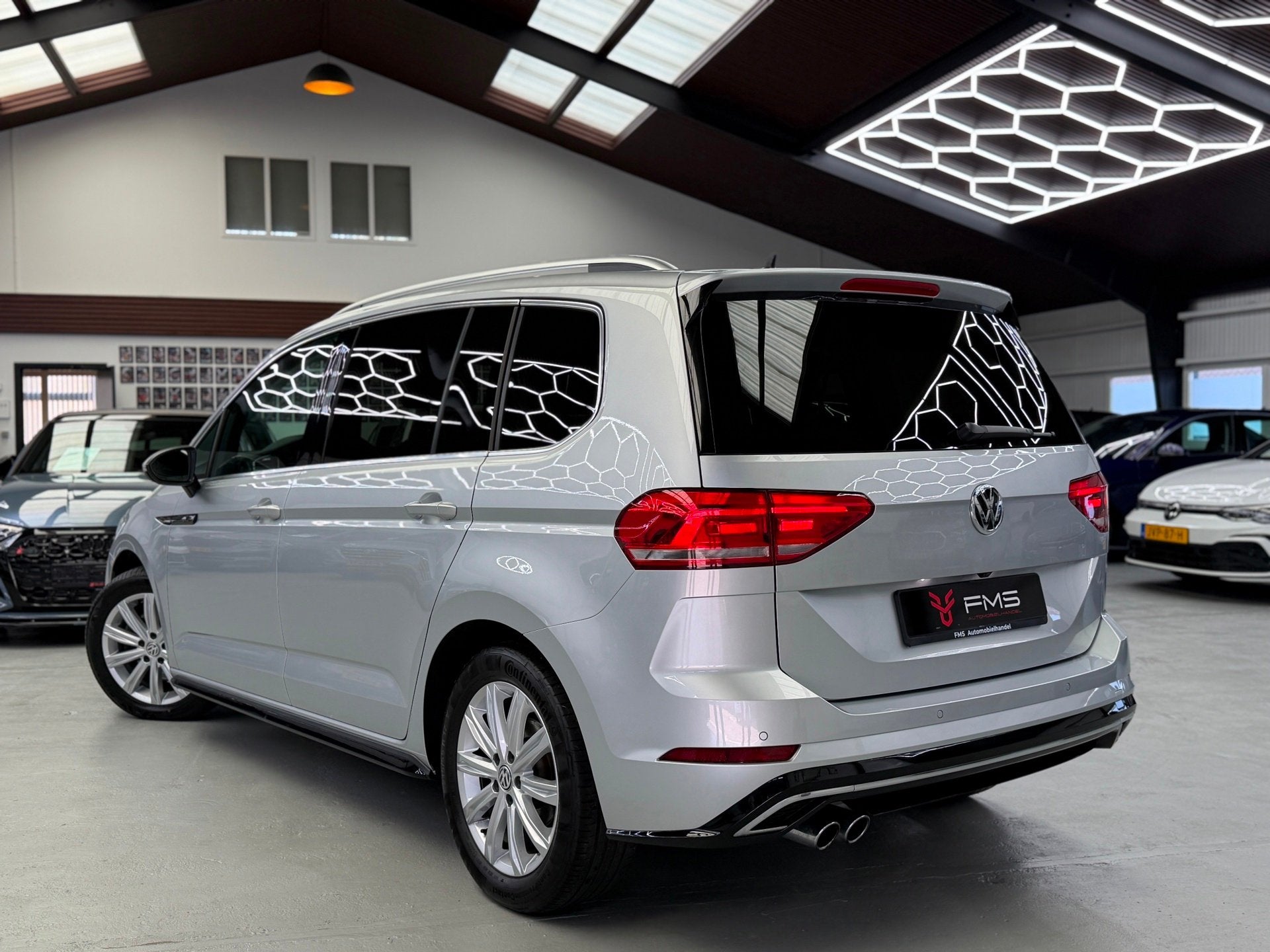 Volkswagen Touran 1.4 TSI R-Line 5p CarPlay Trekhaak, Auto's, 730 kg, Gebruikt, Zwart, 4 cilinders