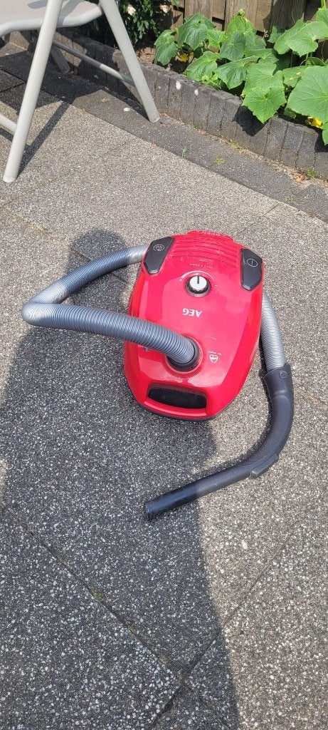 AEG Stofzuiger VX6-2-RR 700 Watt met slang zonder voet stang, Witgoed en Apparatuur, Gebruikt, Ophalen of Verzenden, Sledestofzuiger