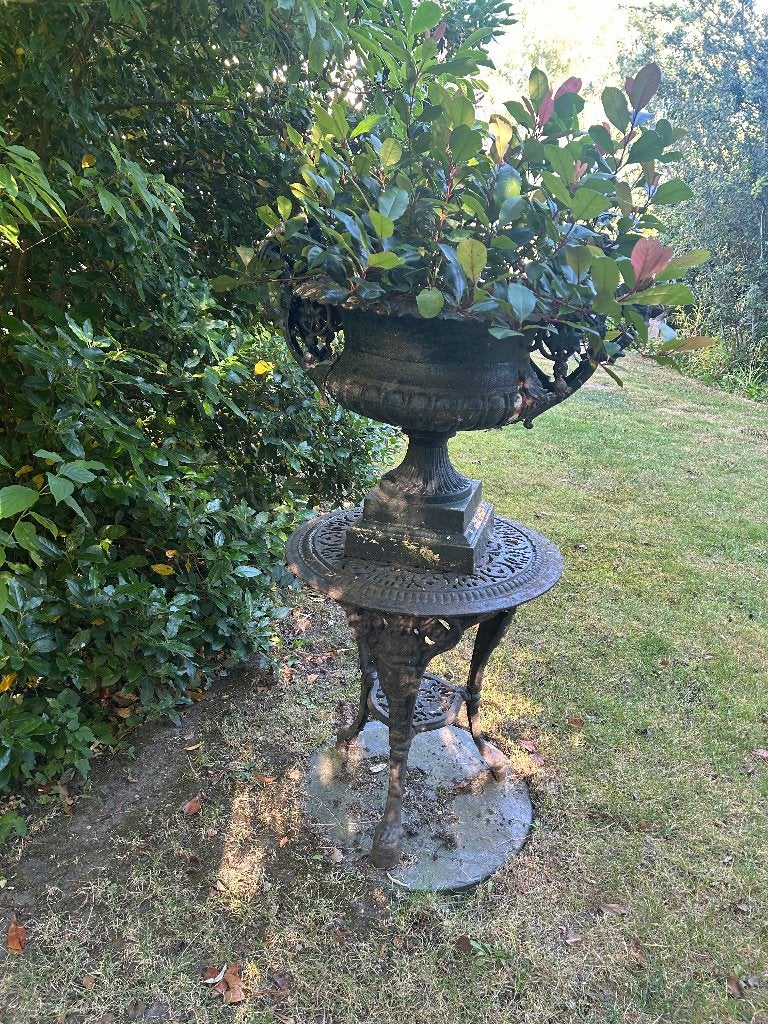 Gietijzeren vaas op gietijzeren tafel, 130hoog, 80breed, Ophalen, Gebruikt