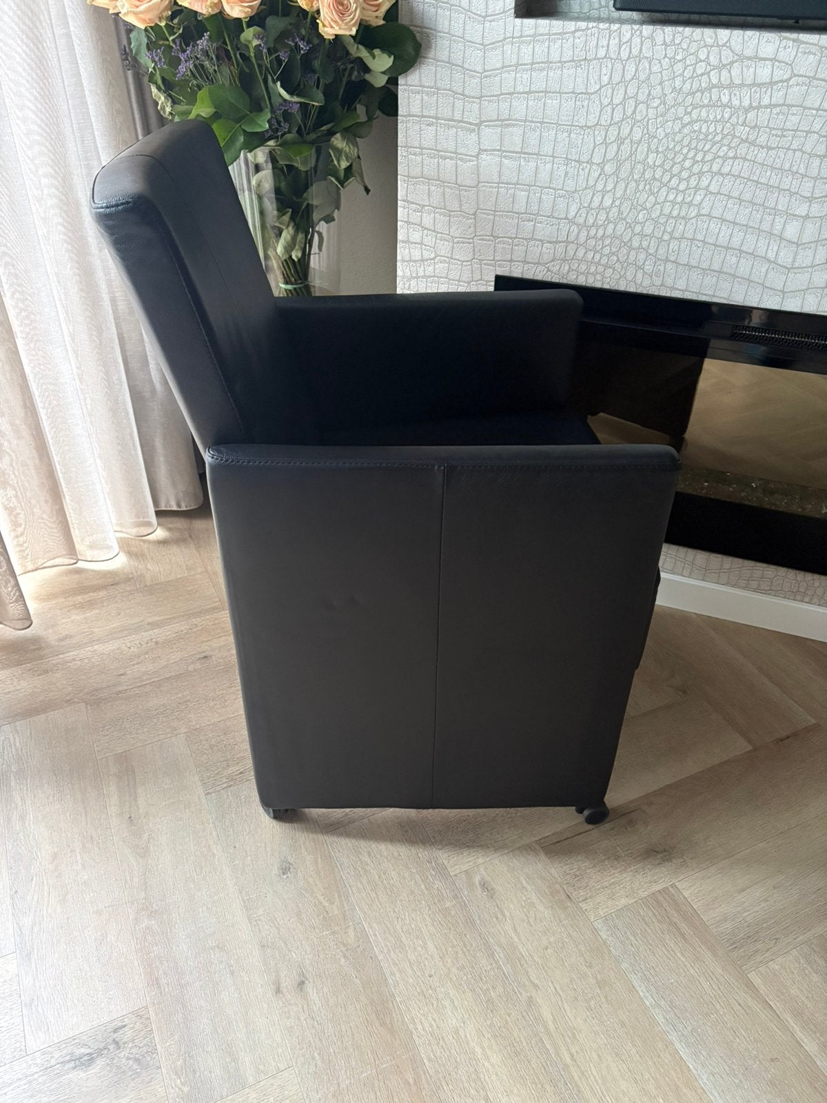 6 hele mooie en zeer nette echt leren eetkamerstoelen, Ophalen, Zwart, Leer zwart wieltjes verstelbare rugleuning, Leer