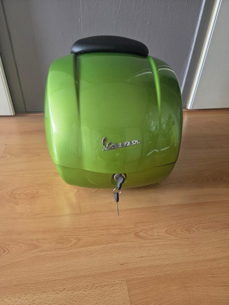 Topkoffer voor Vespa GTS 125, 250,300 plus fitting hardware, Motoren, Ophalen, Zo goed als nieuw