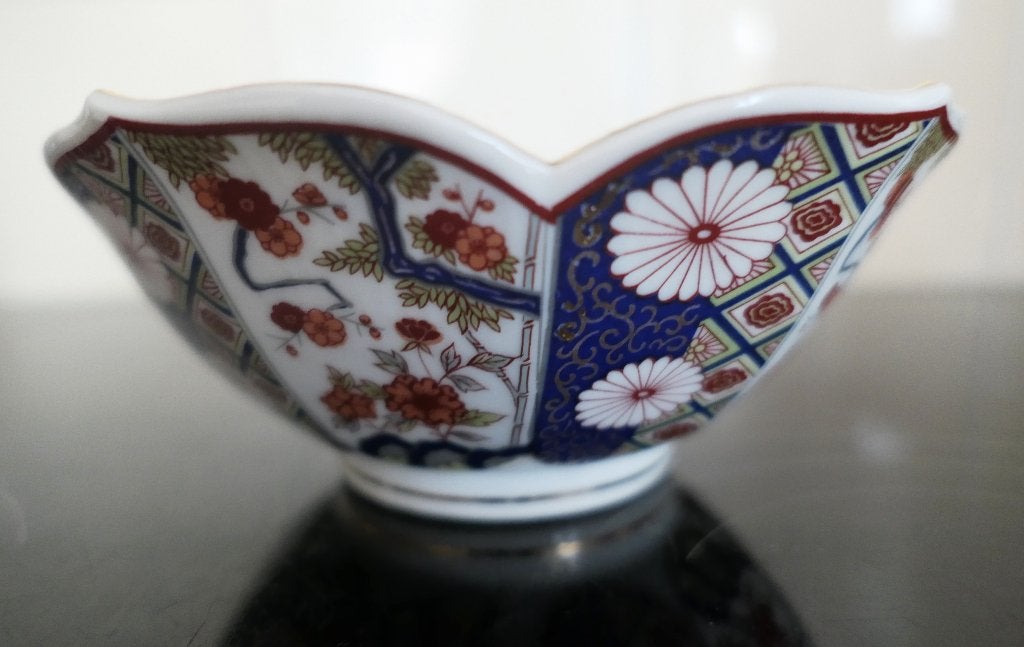 Japanse Imari Lotuskom Geschulpte porseleinen schaal, Ophalen of Verzenden