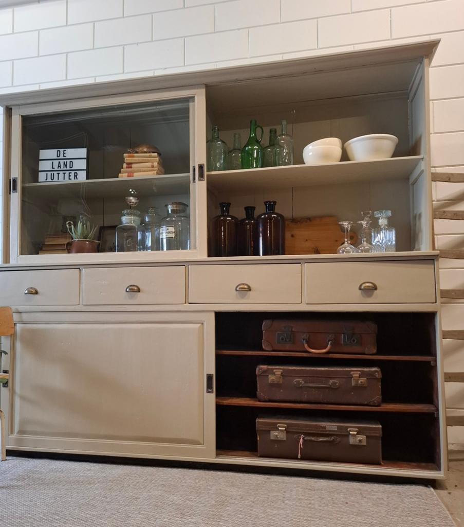 Vintage/Brocante zandkleurige winkelkast, Landelijke kast, Gebruikt, 200 cm of meer, Ophalen of Verzenden, Glas