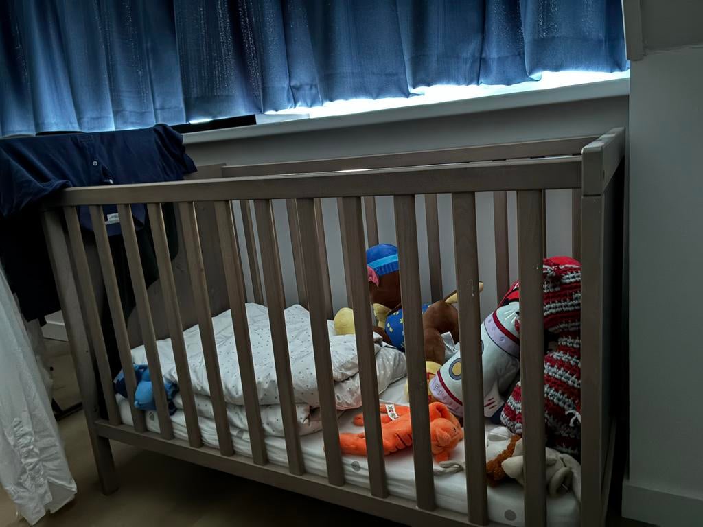 Stevig houten ledikant voor baby of peuter, Ophalen, Gebruikt, Ledikant