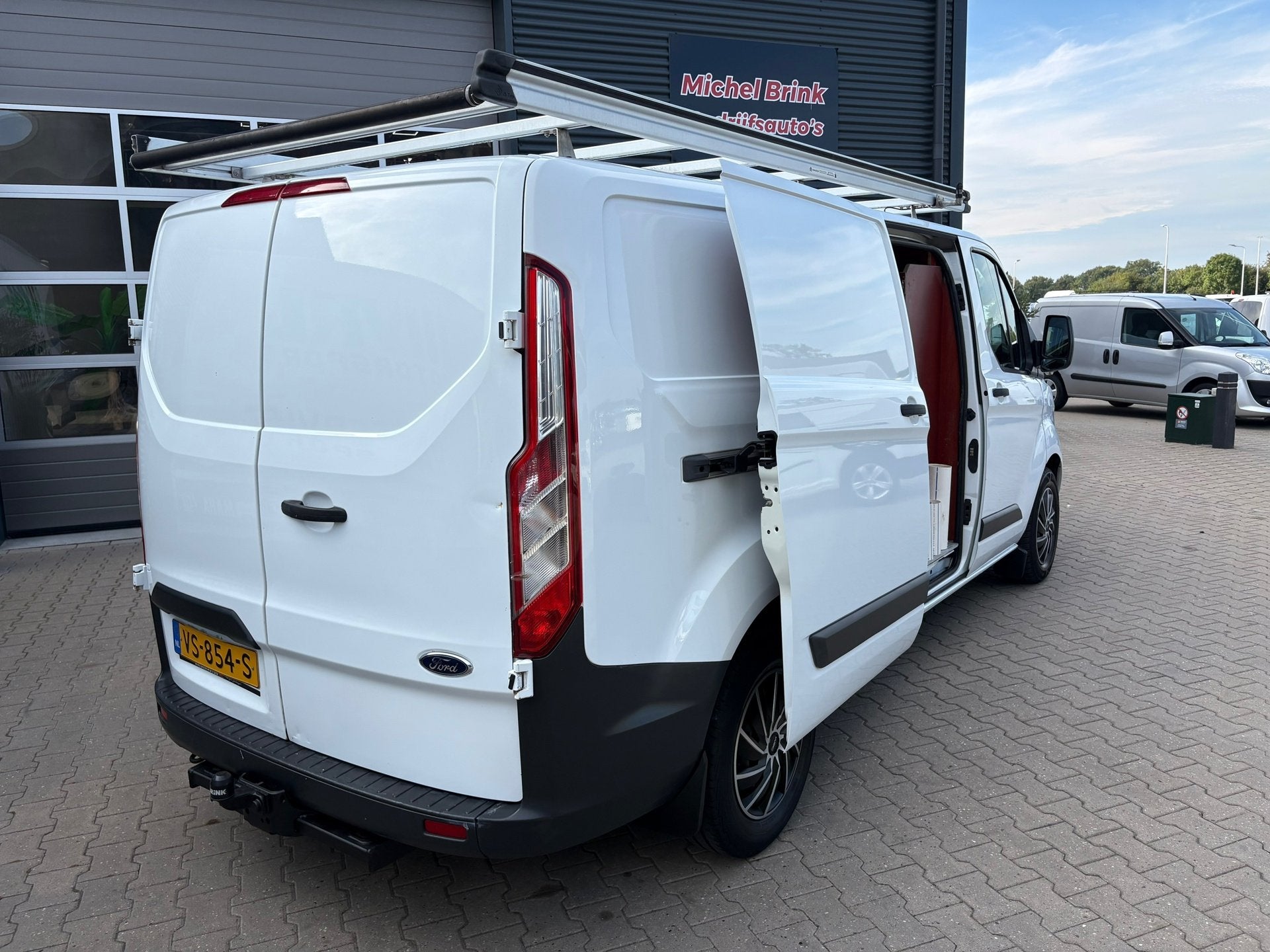 Ford Transit Custom 330 2.2 TDCI L2H1 3 Zits Airco, Auto's, Voorwielaandrijving, 125 pk, Gebruikt, Zwart