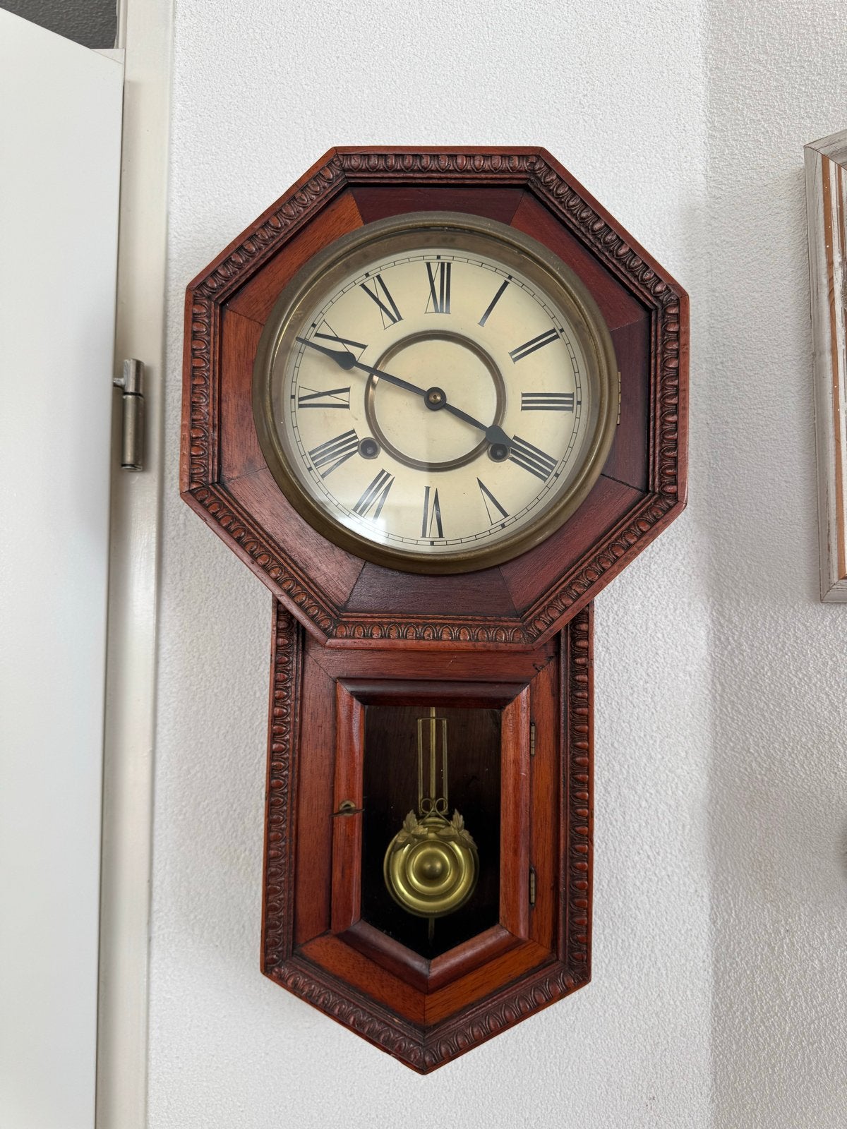 Antieke wandklok met slinger, Ophalen