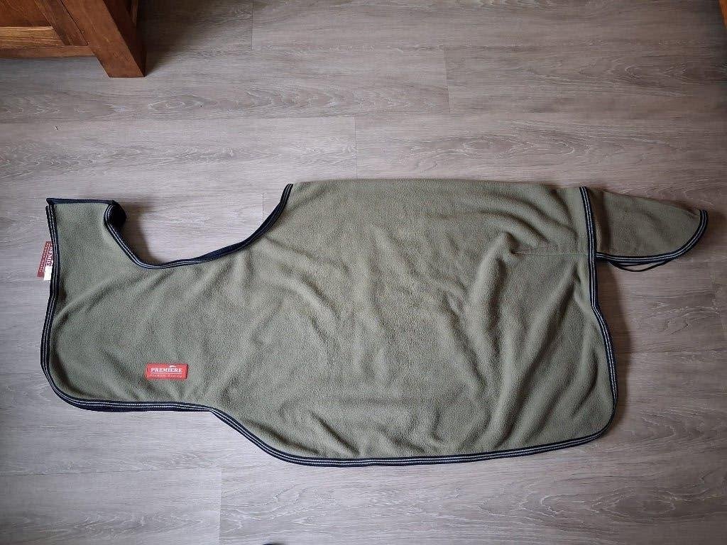 Fleece uitrijdeken met zadeluitsparing - maat 145(ruglengte), Dieren en Toebehoren, Cob (M), Overige typen, Nieuw, Grijs