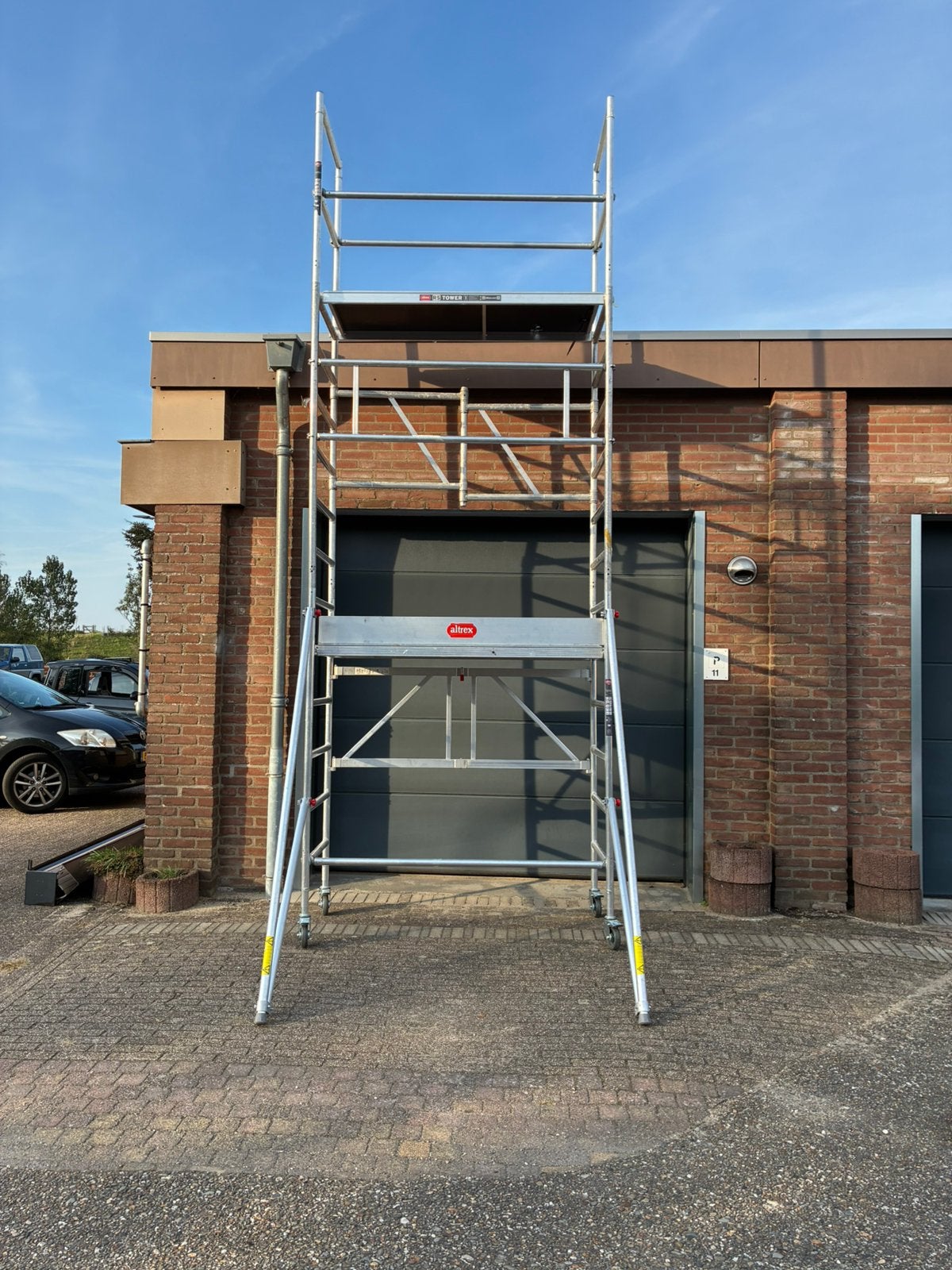 Altrex smalle abc steiger te koop met een werkhoogte van 6 m, Ophalen, Gebruikt, Rolsteiger of Kamersteiger, 5 meter of hoger