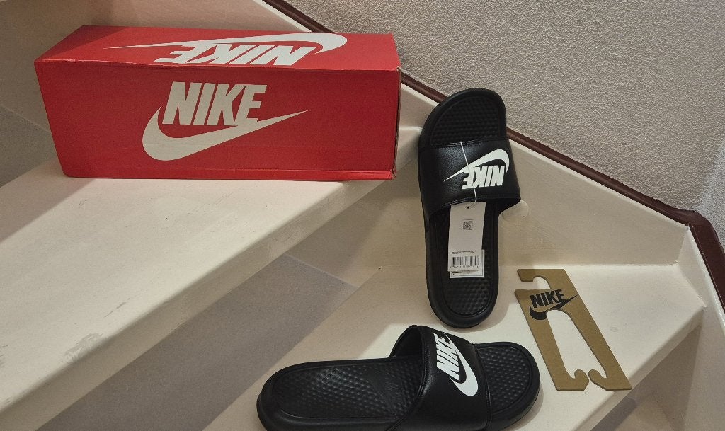 Nike Benassi JDI slippers maat 44 – nieuw in doos, Slippers, Zwart, Nike, Nieuw