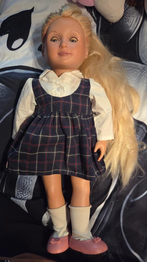 Onze Generatie Pop met Blond Haar en Geruite Jurk, Ophalen of Verzenden, Gebruikt, Overige typen