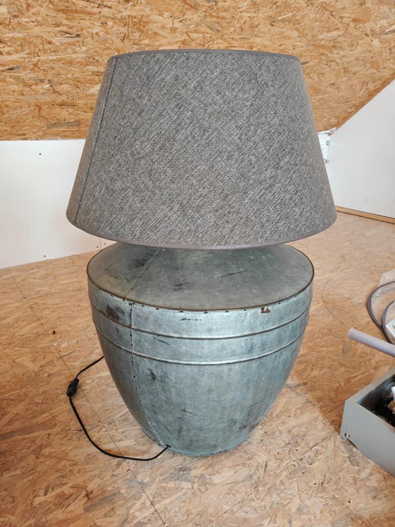 Grote lamp met metalen voet en luxe lampenkap, Ophalen, Zo goed als nieuw, Industrieel, Modern