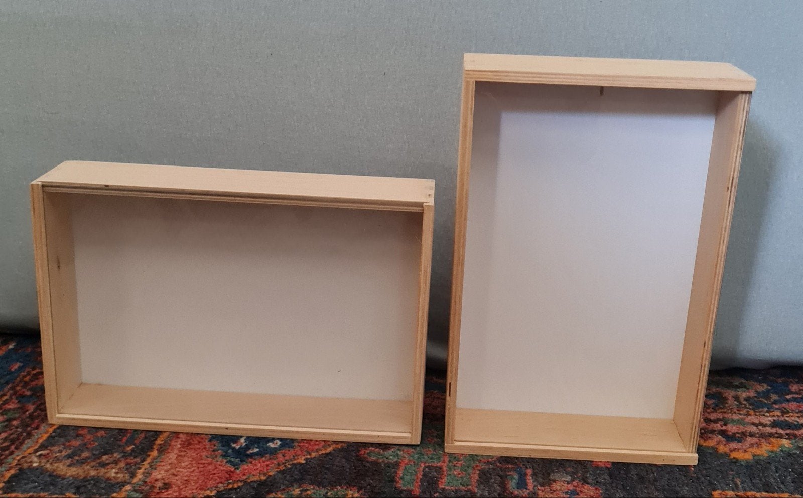 Twee houten vitrinekastjes met schuifbare glasplaatjes, Ophalen, Glas, Modern