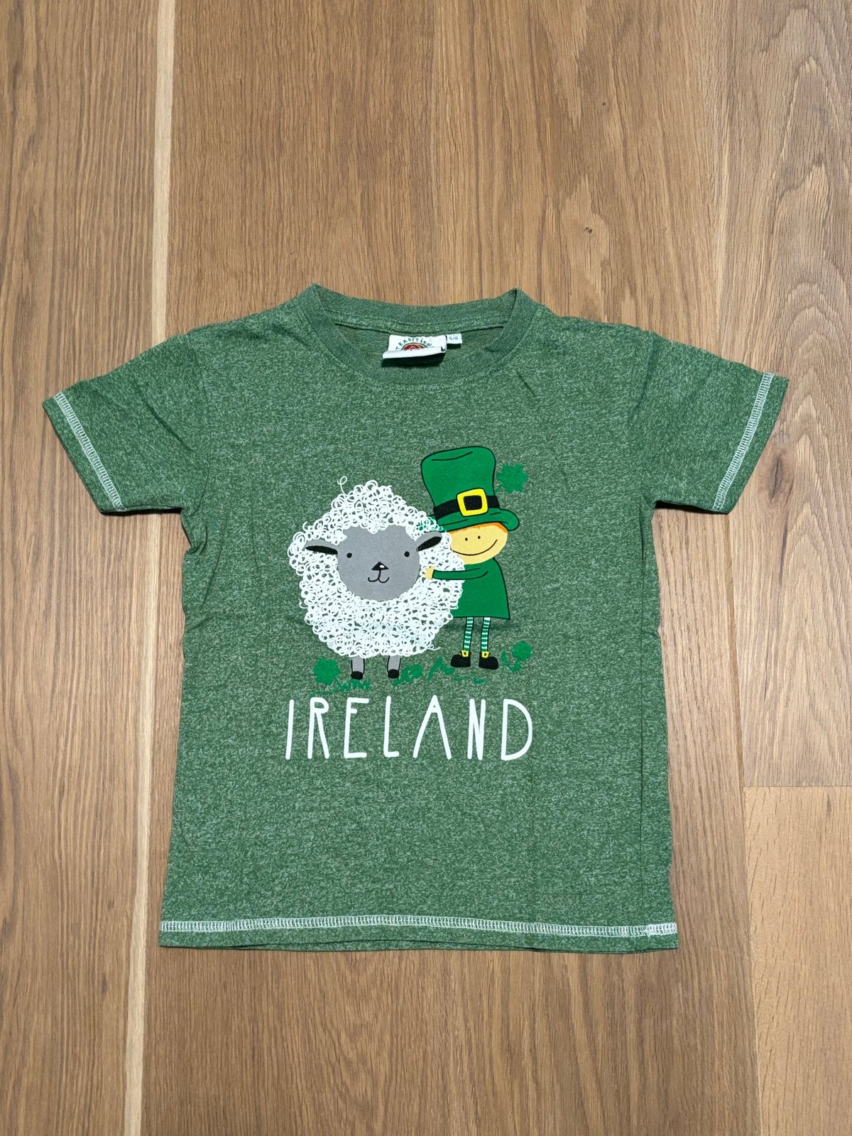 Groen T-shirt Ierland met schaap en leprechaun, Ophalen of Verzenden, Gebruikt, Jongen of Meisje, Shirt of Longsleeve
