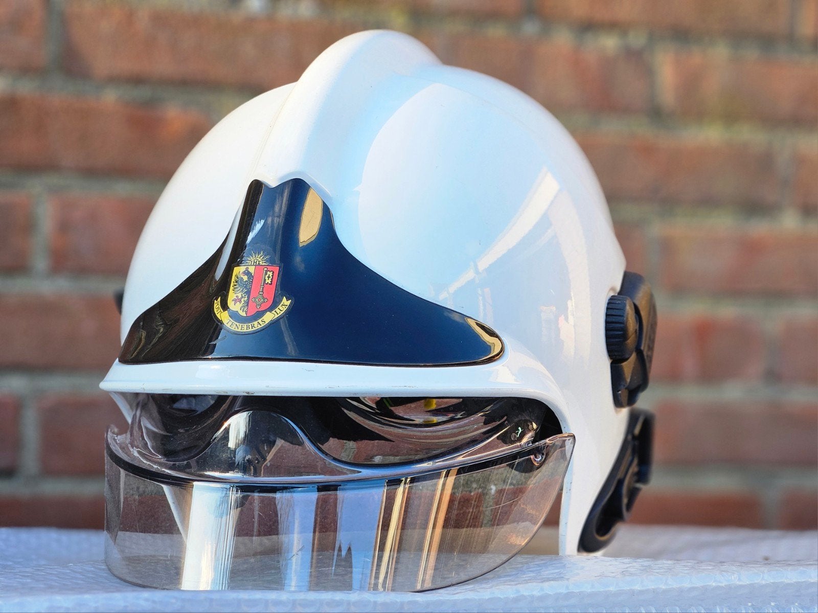 brandweerhelm brandweer Zwitserland Geneve Msa F1sf, Ophalen of Verzenden, Landmacht, Nederland, Embleem of Badge