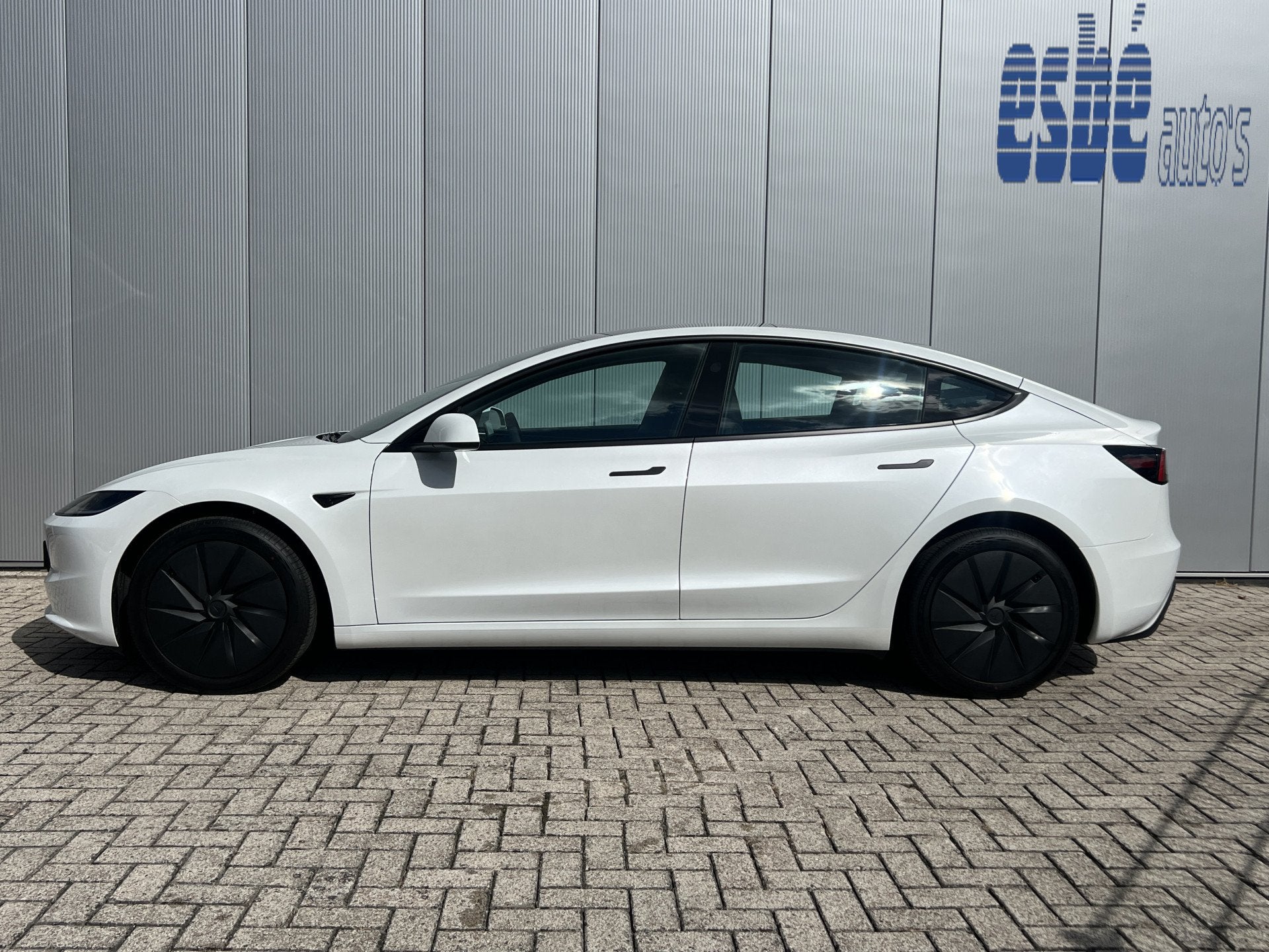 Tesla Model 3 RWD Direct Leverbaar NL Auto Incl. BTW Rijklaa, Auto's, Tesla, Automaat, Achterwielaandrijving, Gebruikt, Zwart