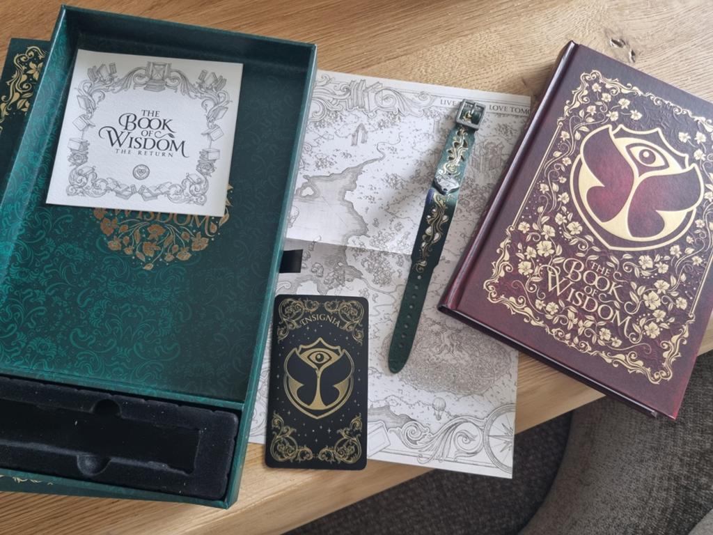 2x Tomorrowland Book of Wisdom compleet met polsbandje, Boeken, Ophalen of Verzenden, Zo goed als nieuw