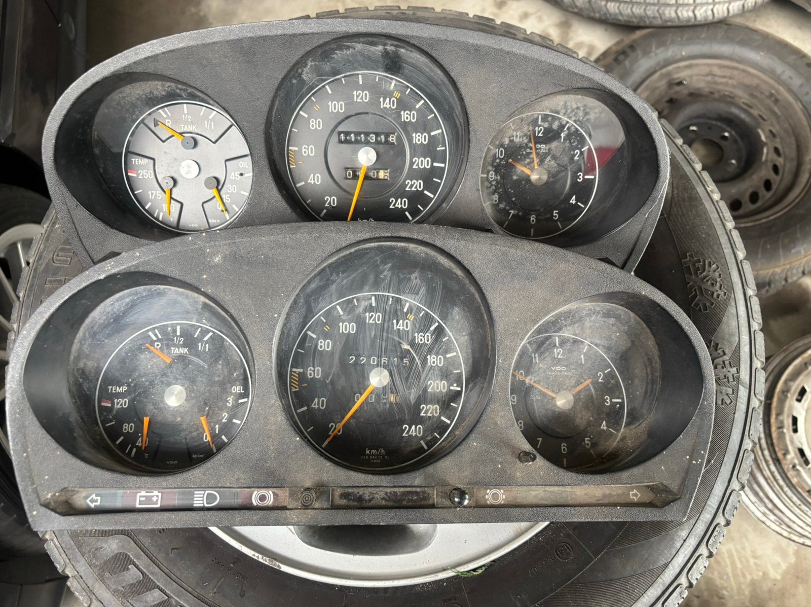 2x dashboard Mercedes W116 uit 1976 en 77, Auto-onderdelen, Ophalen of Verzenden, Gebruikt, Mercedes-Benz