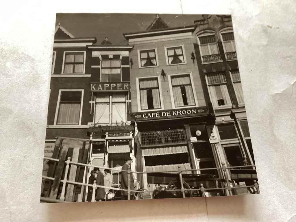Leiden: Kapper en Café De Kroon7x7 cm, Gebruikt, Foto, Ophalen of Verzenden, Gebouw