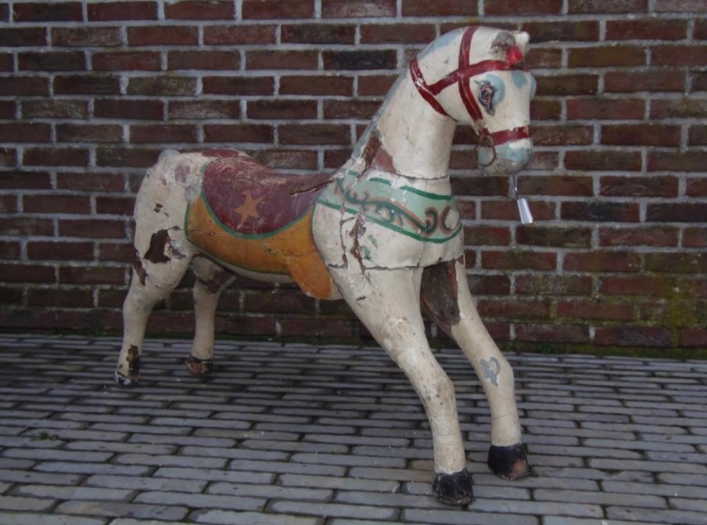 Houten paard draaimolen, Ophalen
