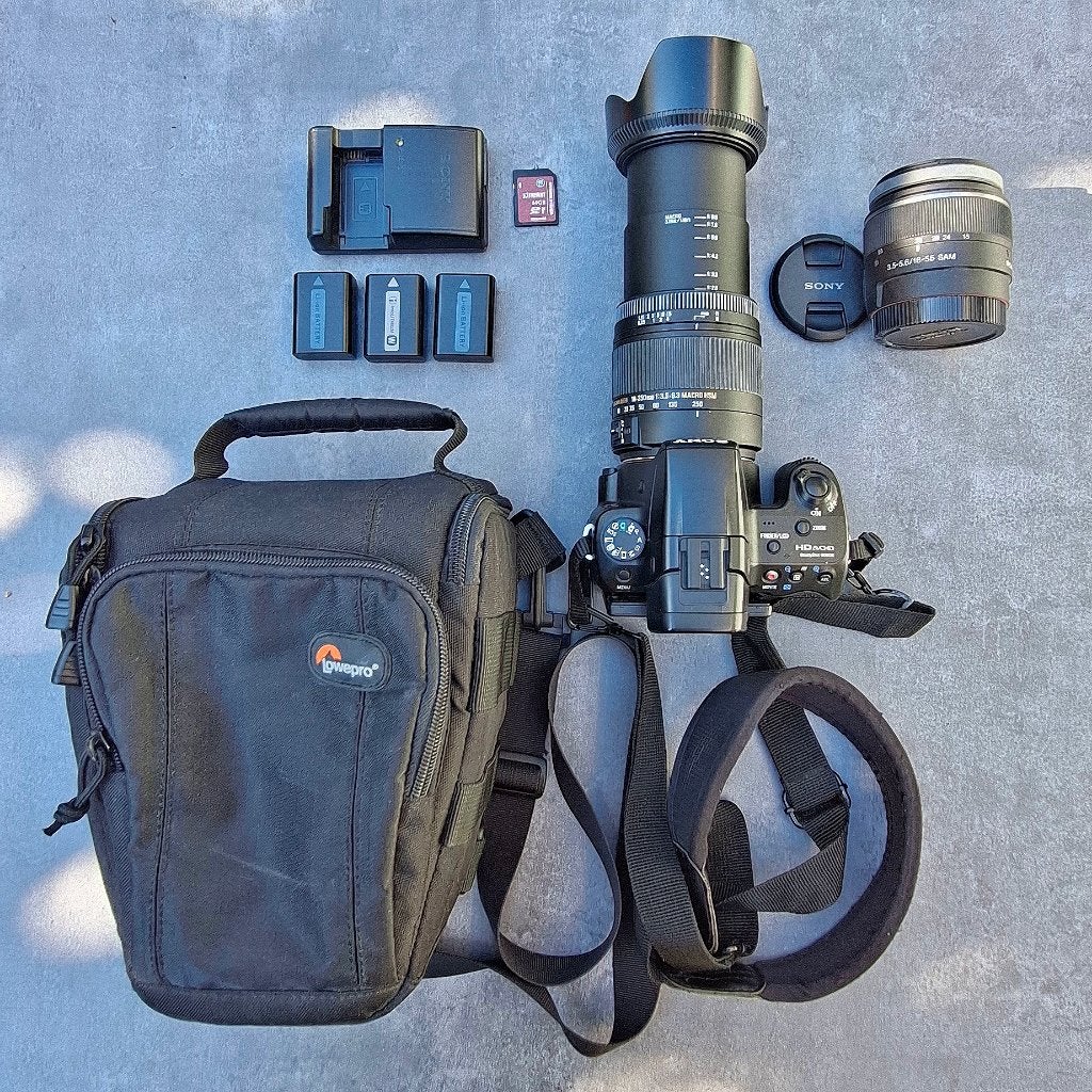 SONY A37 + Sigma 18-250 mm lens - 18-55 mm lens, 3 accu etc.