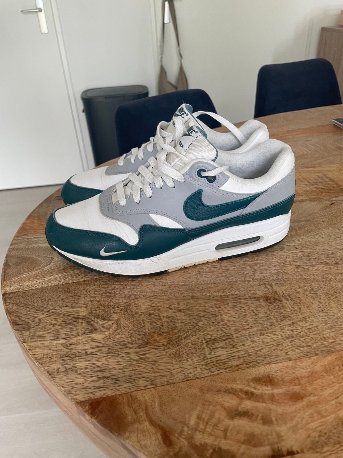 Nike Air Max 1 LV8 Dark Teal Green – maat 41, Kleding | Heren, Overige kleuren, Ophalen of Verzenden, Sneakers of Gympen, Gedragen