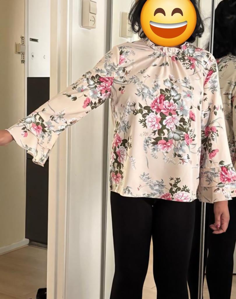 Bloes met bloemenprint en ruches, maat M, Ophalen of Verzenden, Zo goed als nieuw, Maat 38/40 (M), Beige