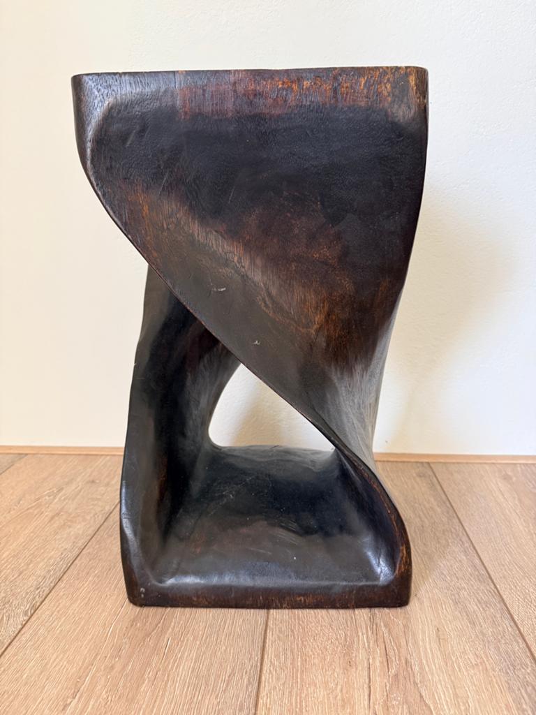 Unieke houten kruk/bijzettafel met gedraaide vorm, 55 tot 75 cm, Zo goed als nieuw, Overige vormen, Hout