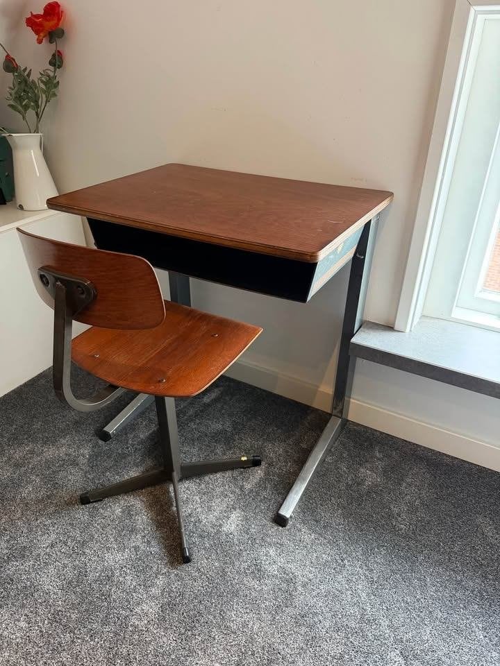 Vintage industrieel kinderbureau met bureaustoel, Ophalen, Gebruikt, 60 cm, Metaal