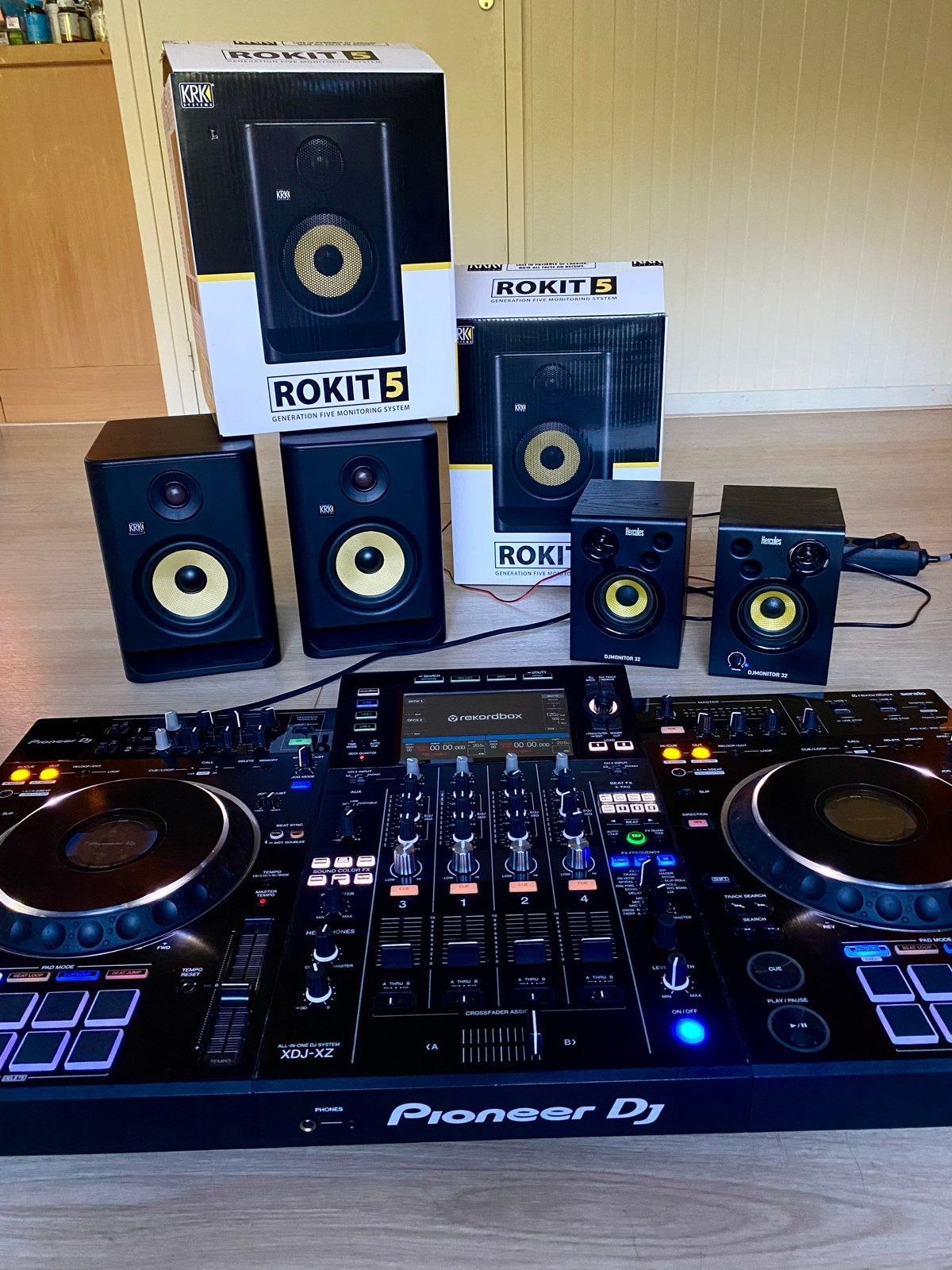 Pioneer DJ XDJ-XZ met KRK Rokit 5 en Hercules DJMonitor 32