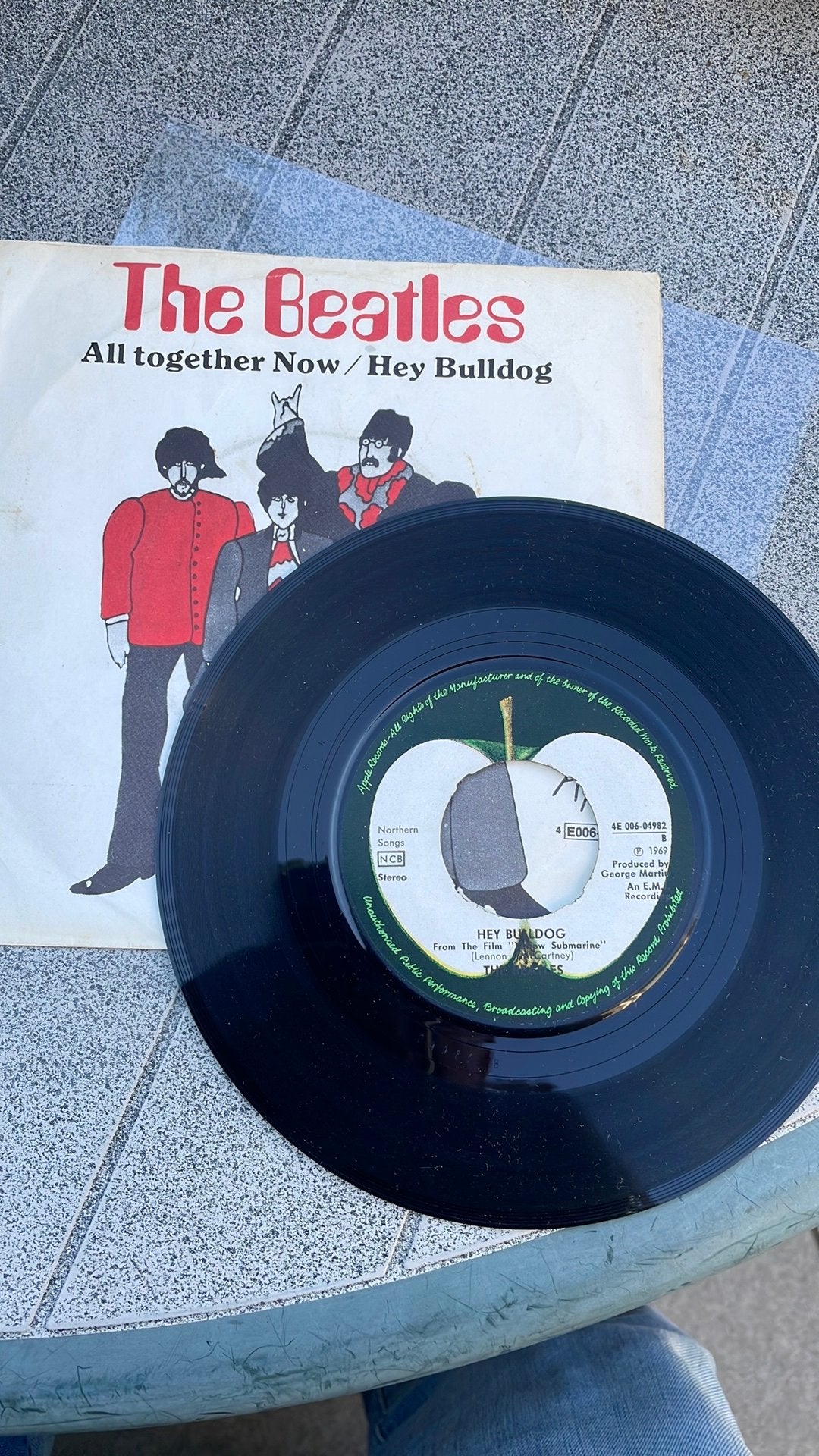 Beatles single: All together  /Hey Bulldog, Ophalen of Verzenden, Gebruikt, Pop