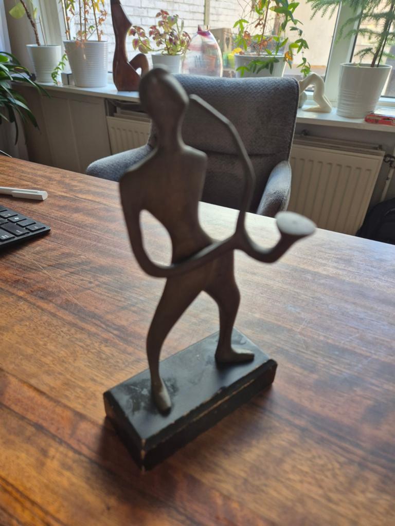 Abstract bronzen saxofonist – jazzmuzikant beeld op houten v, Ophalen of Verzenden, Gebruikt, Mens