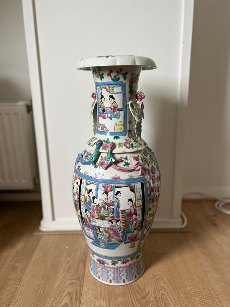 Grote Chinese vaas met gedetailleerde decoratie, Antiek en Kunst, Antiek | Vazen, Ophalen