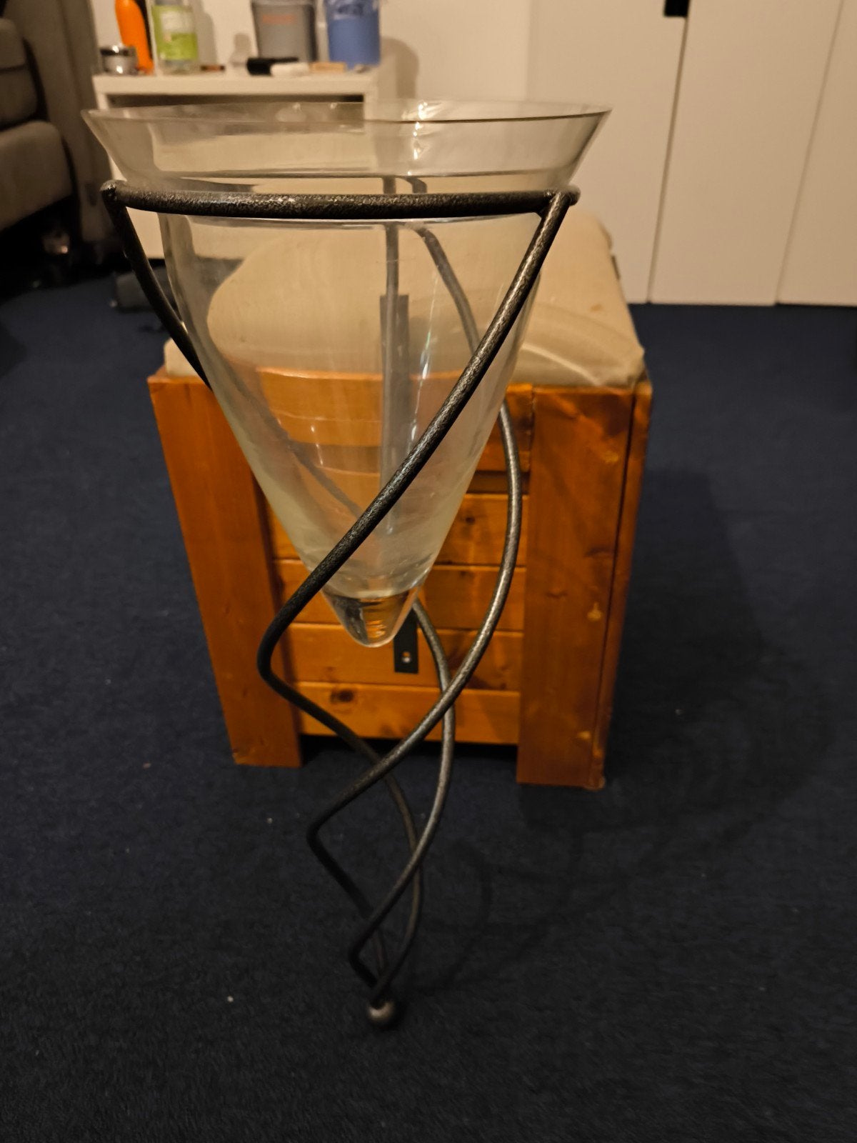 Glazen vaas in metalen spiraal, Met patroon/structuur, Transparant, Ophalen of Verzenden, Glas