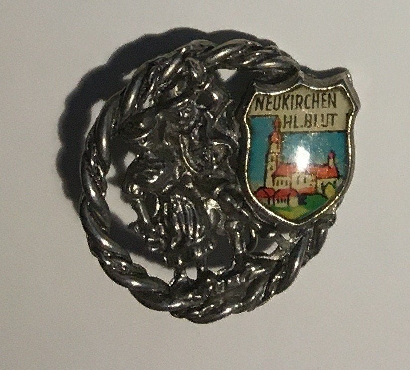 BROCHE NEUKIRCHEN BEIM HEILIGEN BLUT KERK KLEDERDRACHT (A6), Verzamelen, Ophalen of Verzenden, Gebruikt, Overige onderwerpen