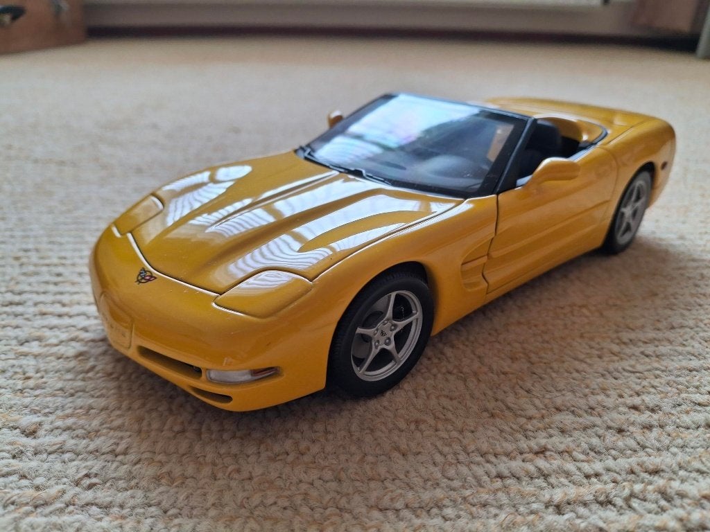 UT Models 1:18 Corvette C5 Convertible Millennium Yellow Ltd, Ophalen of Verzenden, Gebruikt, Motor, UT Models