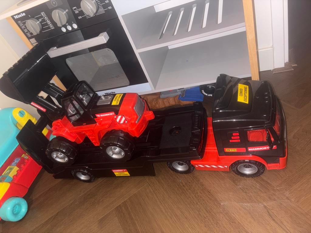 Grote vrachtwagen met werkauto, Ophalen, Zo goed als nieuw