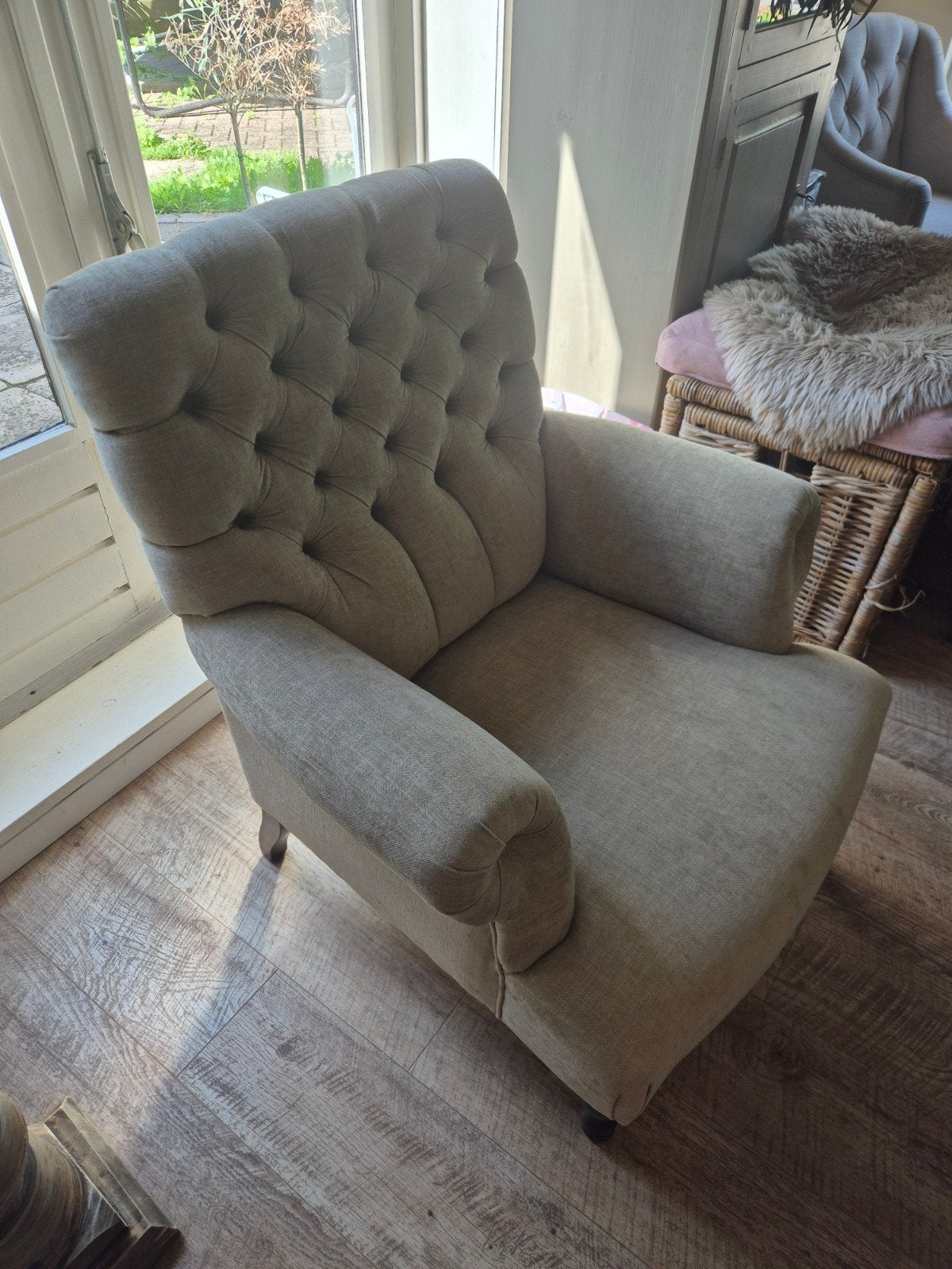 Comfortabele fauteuil met gecapitonneerde rugleuning, Ophalen, 75 tot 100 cm, Zo goed als nieuw, Klassiek, Tijdloos