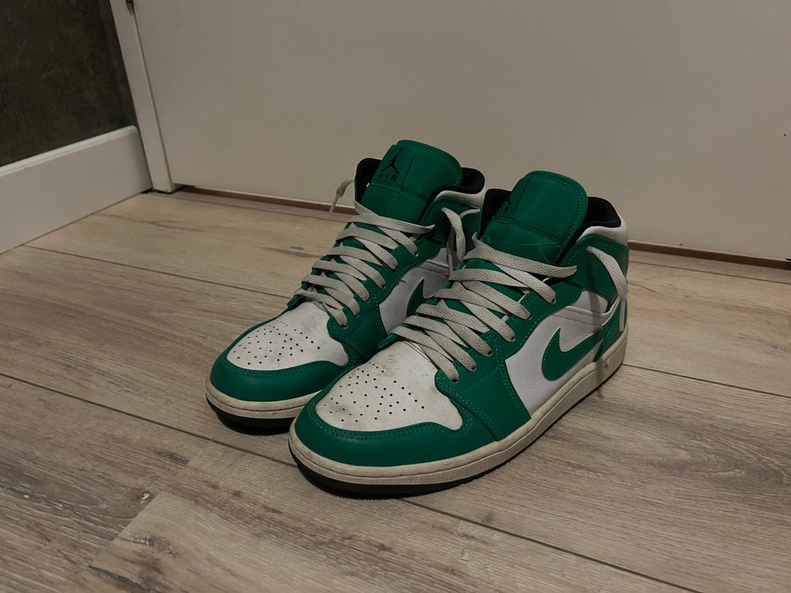 Jordan 1’s mid green, Ophalen of Verzenden, Zo goed als nieuw, Overige kleuren