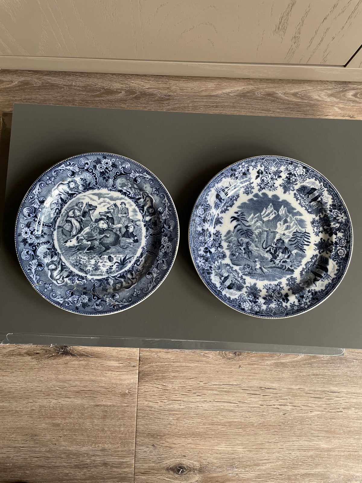 2 Antieke Delfts Blauwe Borden, waarvan 1 gelijmd, Ophalen of Verzenden