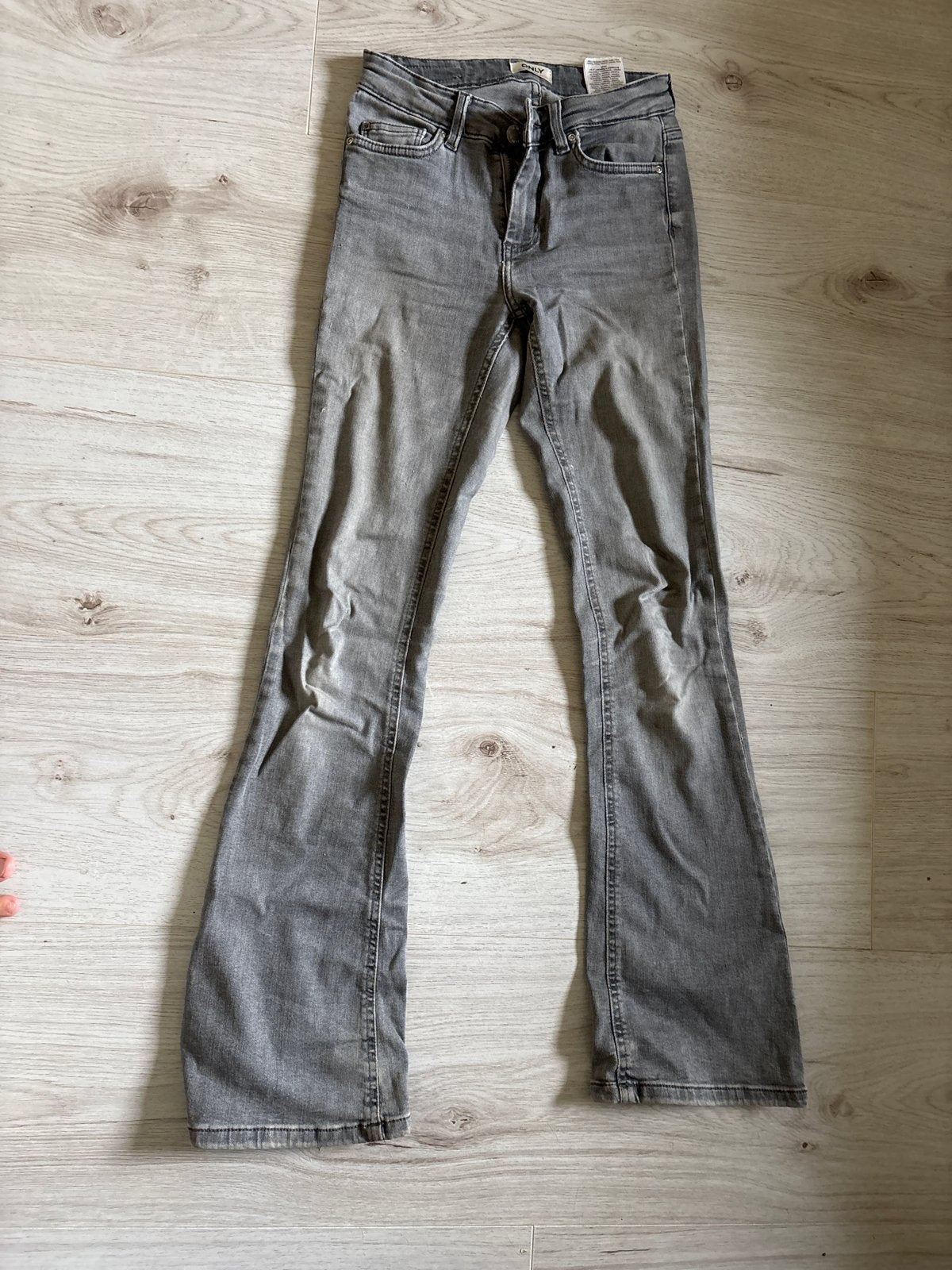 ONLY grijze flared jeans xs, Ophalen of Verzenden, Zo goed als nieuw, Grijs, W28 - W29 (confectie 36)