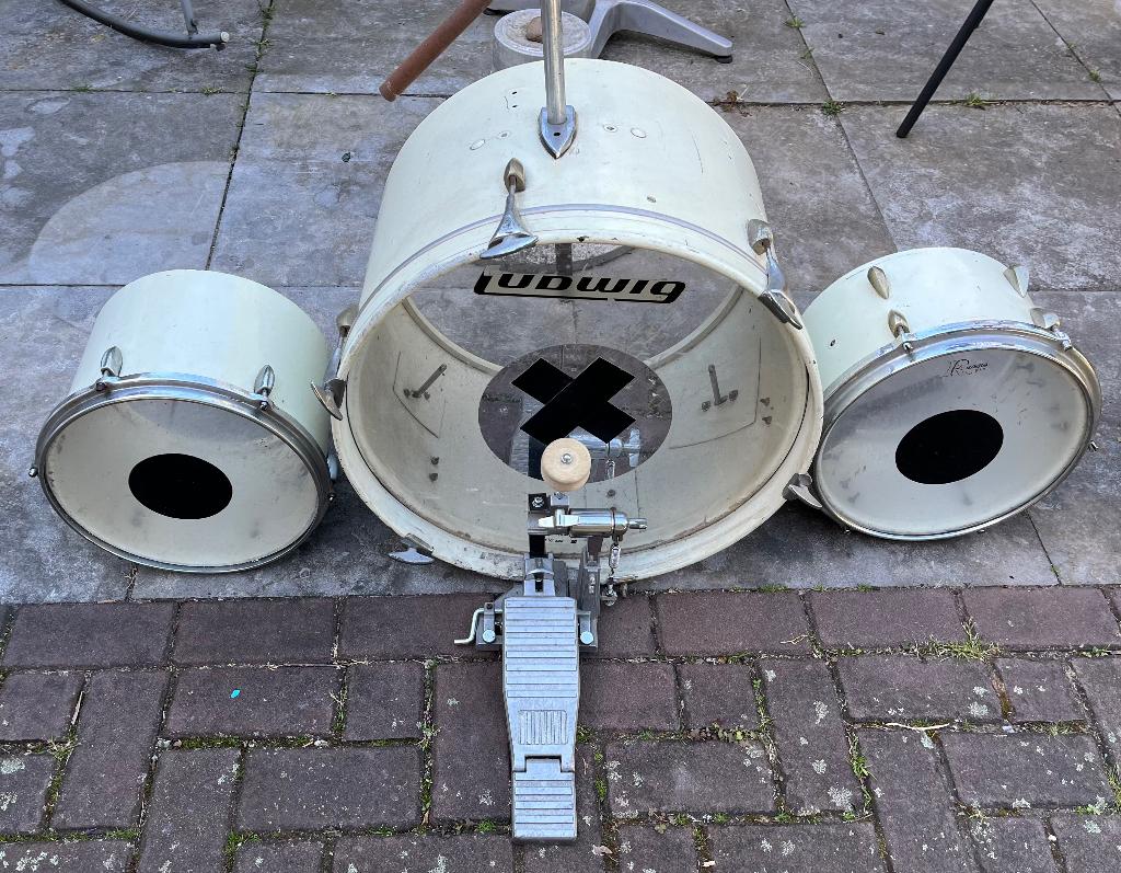 Vintage drum. Tomtoms en basdrum inclu pedaal, Muziek en Instrumenten, Drumstellen en Slagwerk, Ophalen, Gebruikt, Ludwig