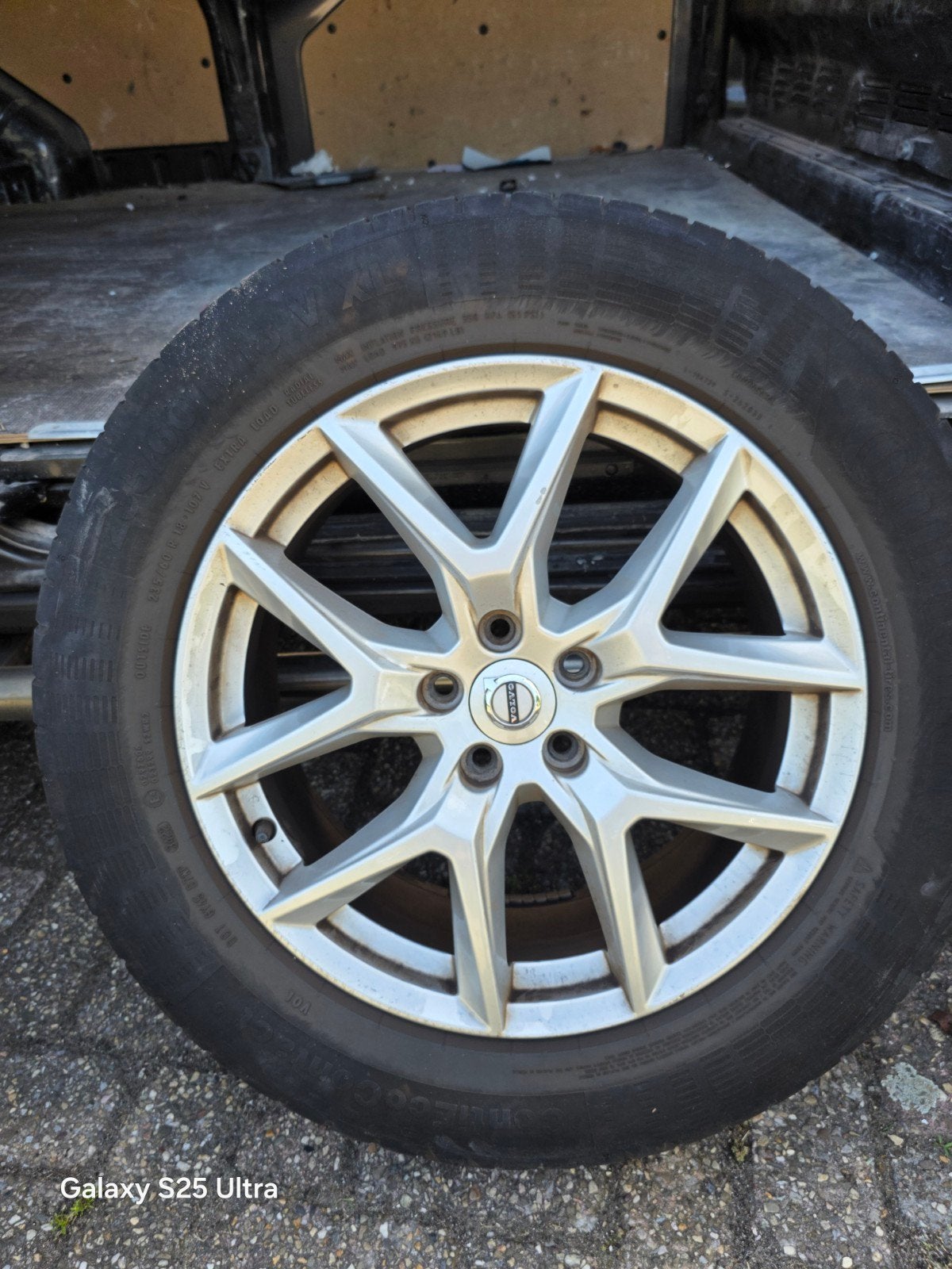 Volvo xc60 18 inch velgen met banden 235/60 R18, Auto-onderdelen, Banden en Velgen, 18 inch, Gebruikt, Banden en Velgen, Ophalen of Verzenden