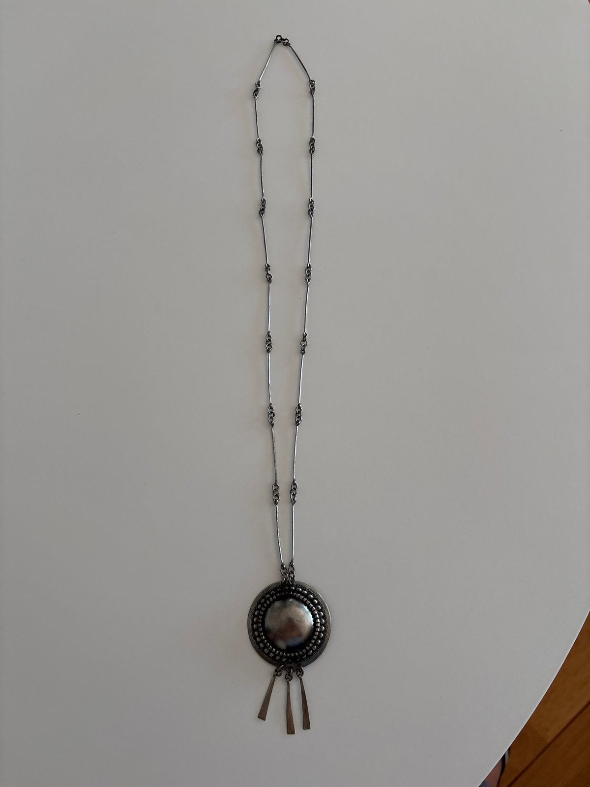 Antieke ketting met ronde hanger en kwastjes, Ophalen of Verzenden, Gebruikt