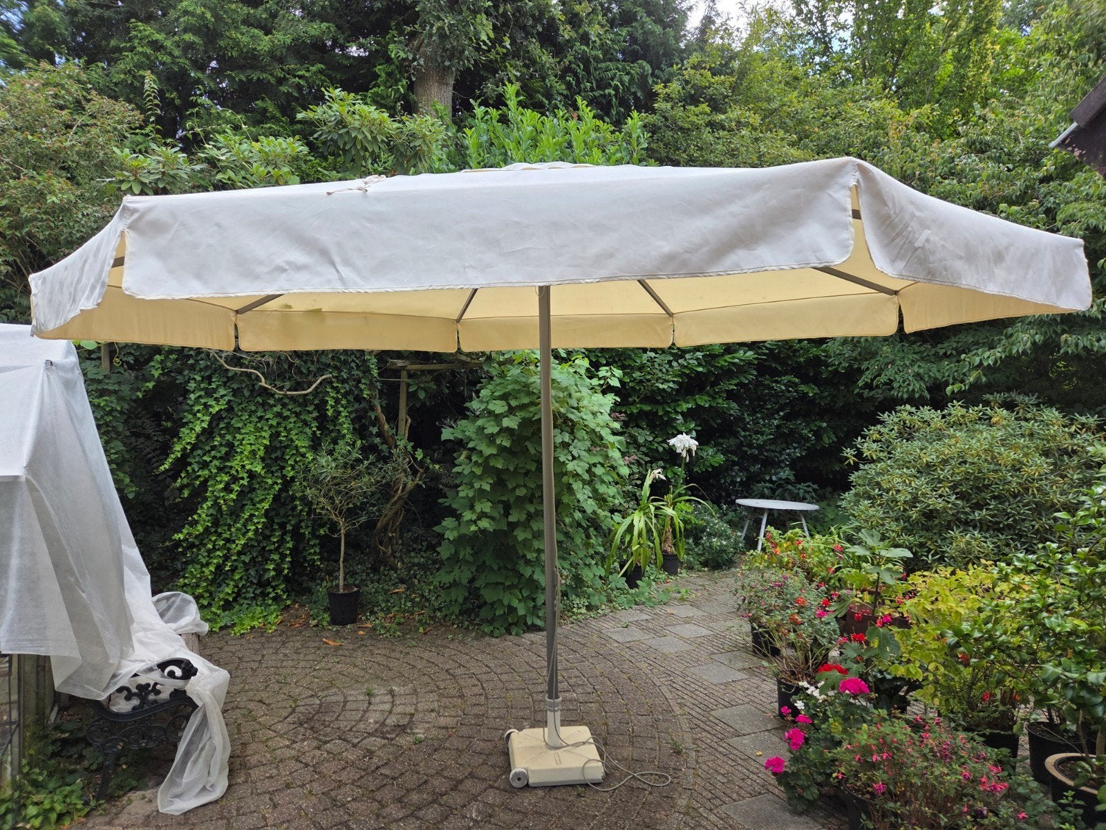 Grote parasol met stevige voet - bijna 4m breed, Ophalen, Gebruikt, 3 tot 4 meter, Stokparasol