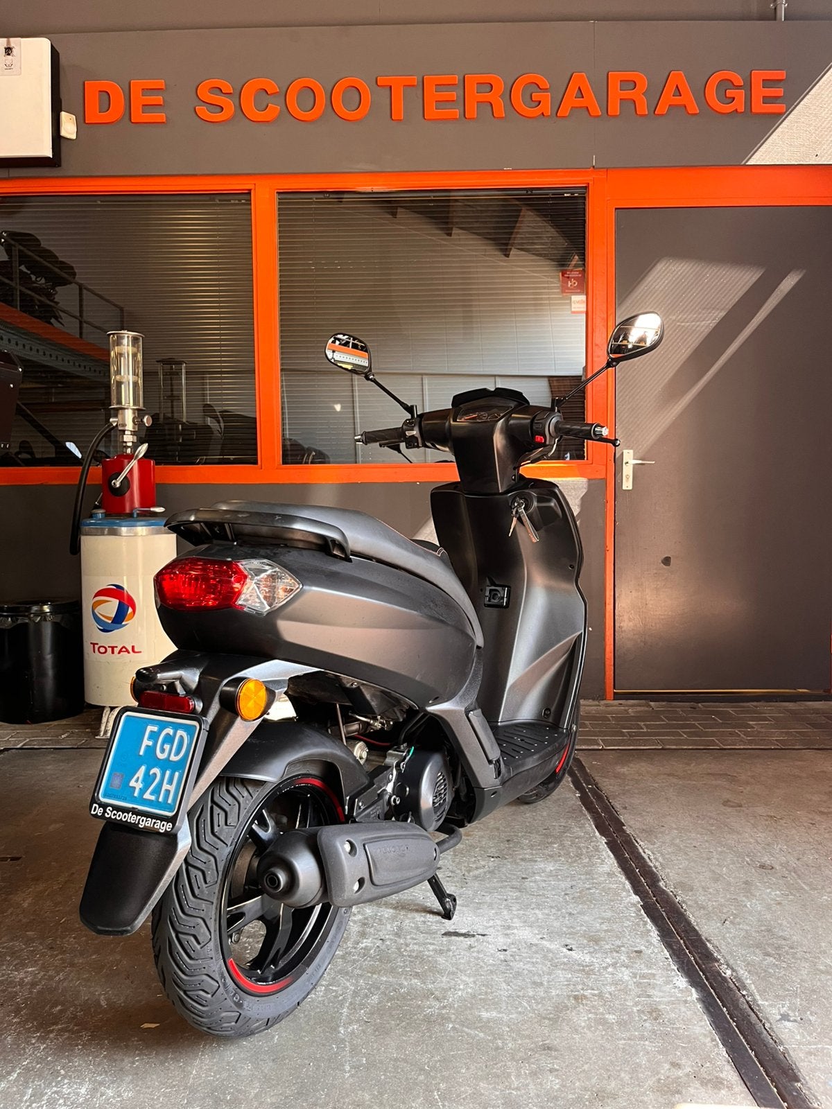 Peugeot kisbee snor 25km 2024, Peugeot, Gebruikt, Overige modellen, Benzine